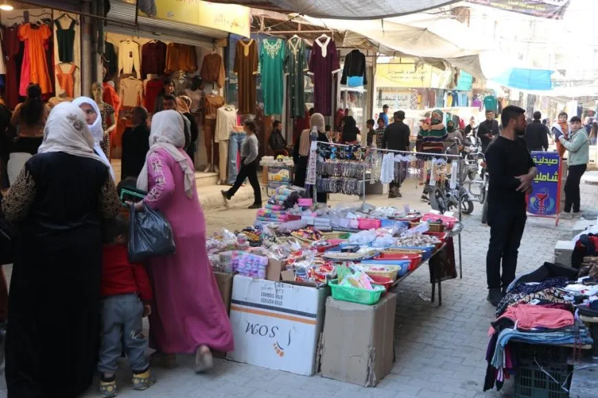 Bazarên kantona Firatê bi rengên Newrozê xemilîne