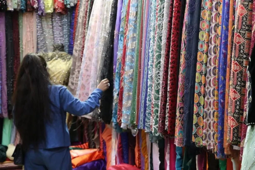 Bazarên kantona Firatê bi rengên Newrozê xemilîne