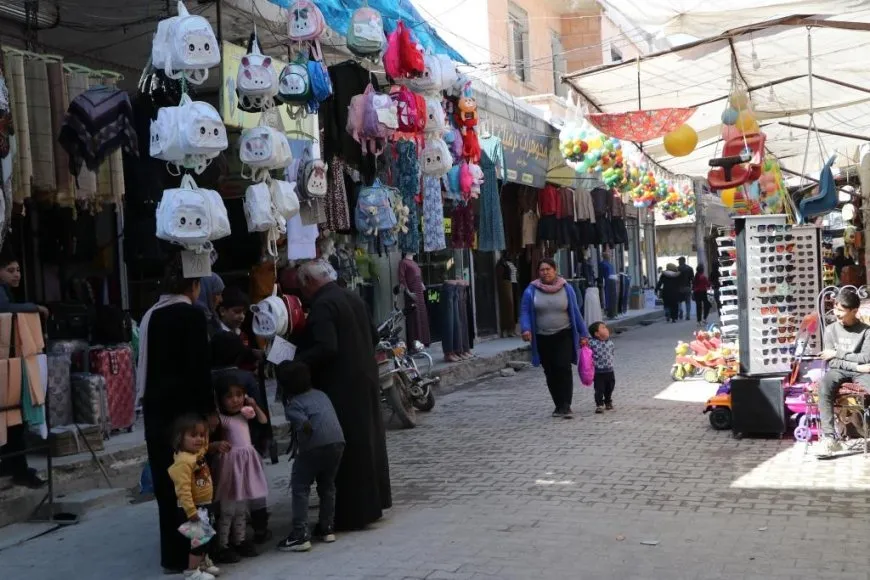 Bazarên kantona Firatê bi rengên Newrozê xemilîne