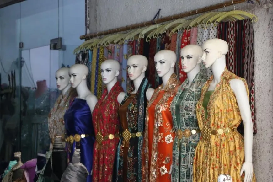 Bazarên kantona Firatê bi rengên Newrozê xemilîne