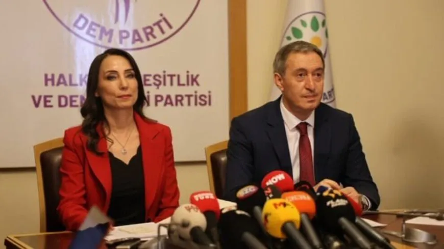 Piştî hevdîtina AKP û MHP’ê şandeya DEM Partiyê civîneke çapemeniyê organîze kir