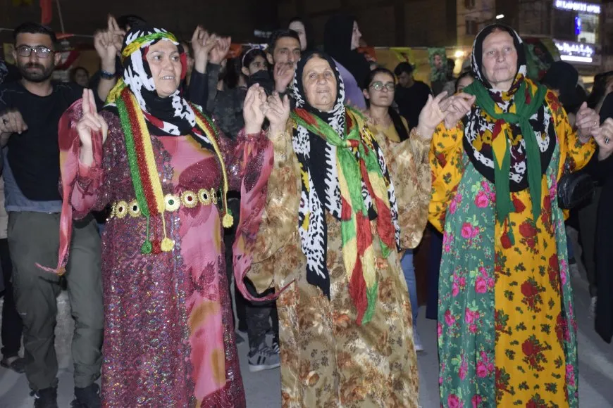 Pîrozbahiyên Newrozê bi pêxistina agir û kombûnên girseyî didomin