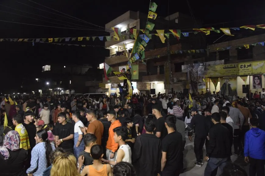 Pîrozbahiyên Newrozê bi pêxistina agir û kombûnên girseyî didomin