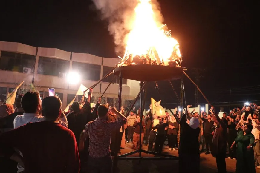 Pîrozbahiyên Newrozê bi pêxistina agir û kombûnên girseyî didomin