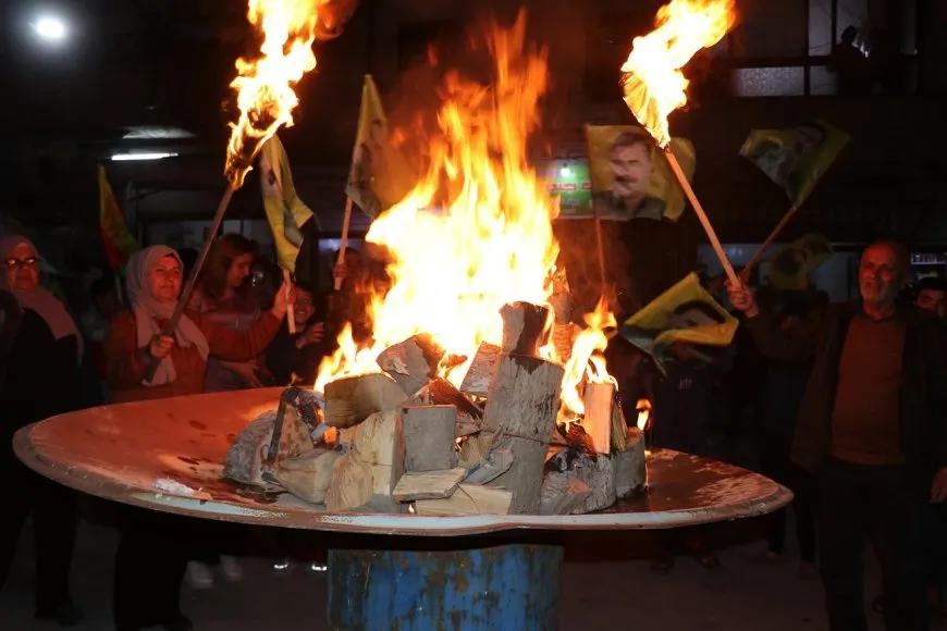 Pîrozbahiyên Newrozê bi pêxistina agir û kombûnên girseyî didomin