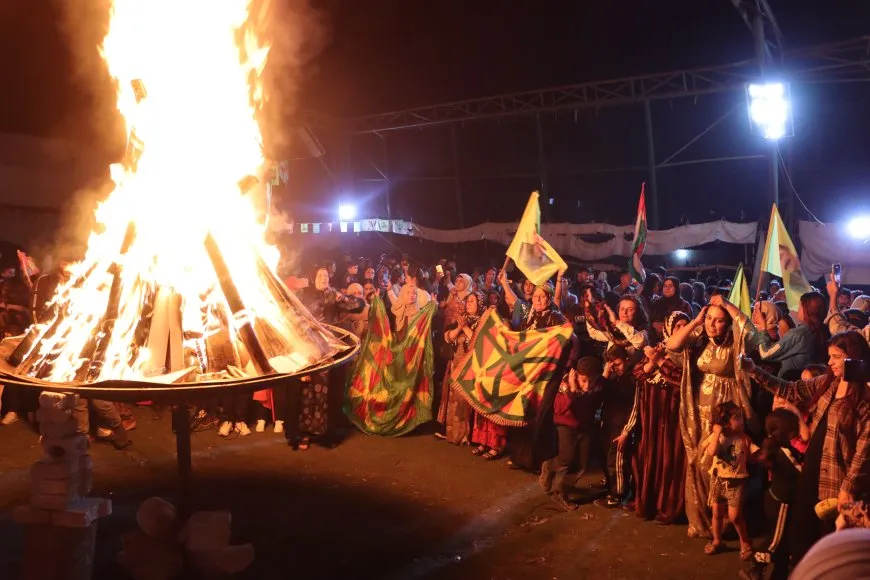 Pîrozbahiyên Newrozê bi pêxistina agir û kombûnên girseyî didomin