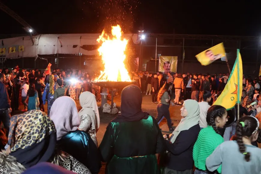 Pîrozbahiyên Newrozê bi pêxistina agir û kombûnên girseyî didomin
