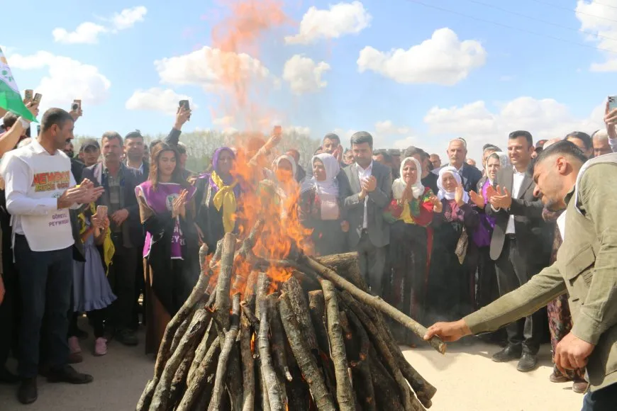 Li 10 navendên Bakûr sed hezaran kesan gotin ‘Em bi Rêbertiya xwe re ne’