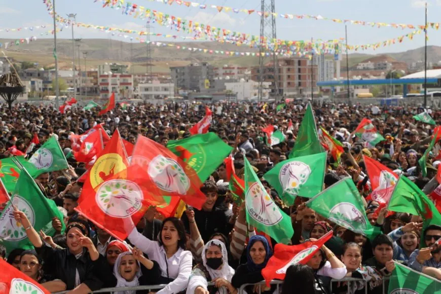 Sed hezar kesên Bakurê Kurdistan û Tirkiye agirê Newrozê geş kir