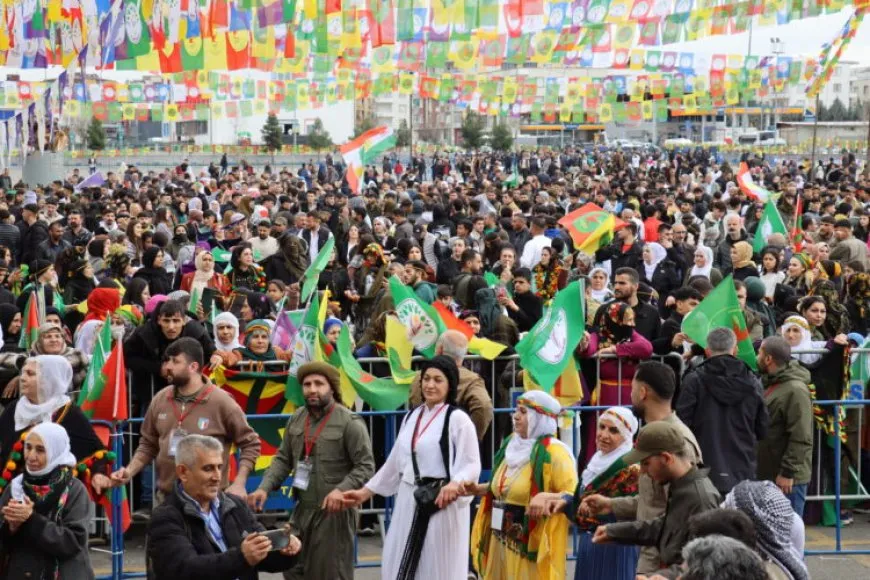 Sed hezar kesên Bakurê Kurdistan û Tirkiye agirê Newrozê geş kir