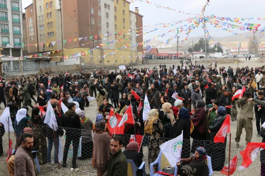 Sed hezar kesên Bakurê Kurdistan û Tirkiye agirê Newrozê geş kir