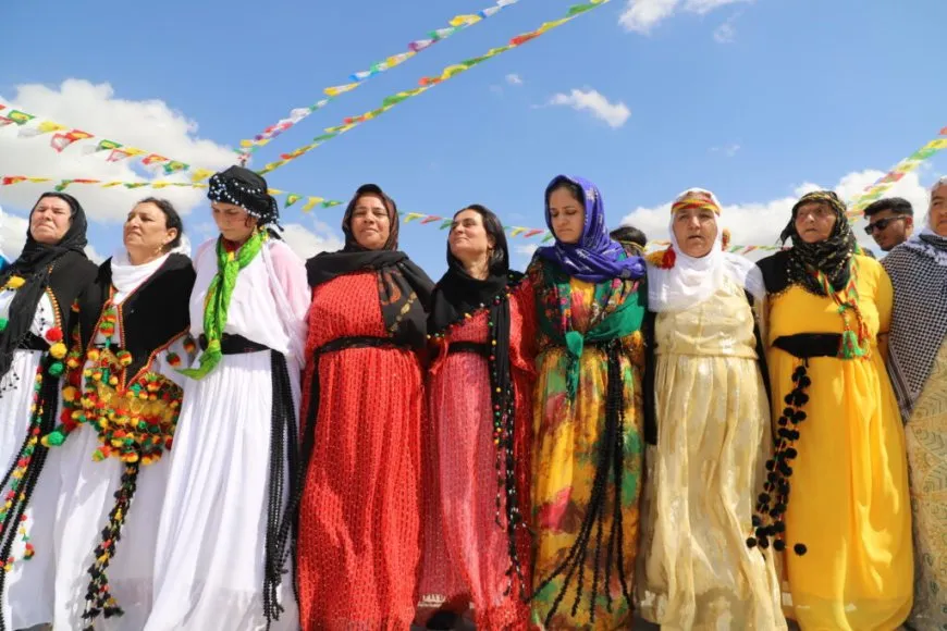 Sed hezar kesên Bakurê Kurdistan û Tirkiye agirê Newrozê geş kir