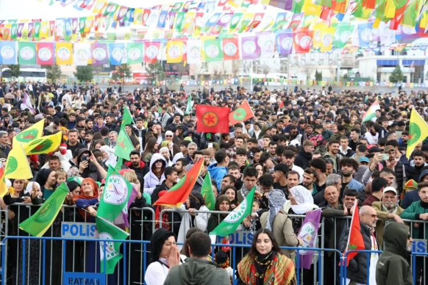 Sed hezar kesên Bakurê Kurdistan û Tirkiye agirê Newrozê geş kir