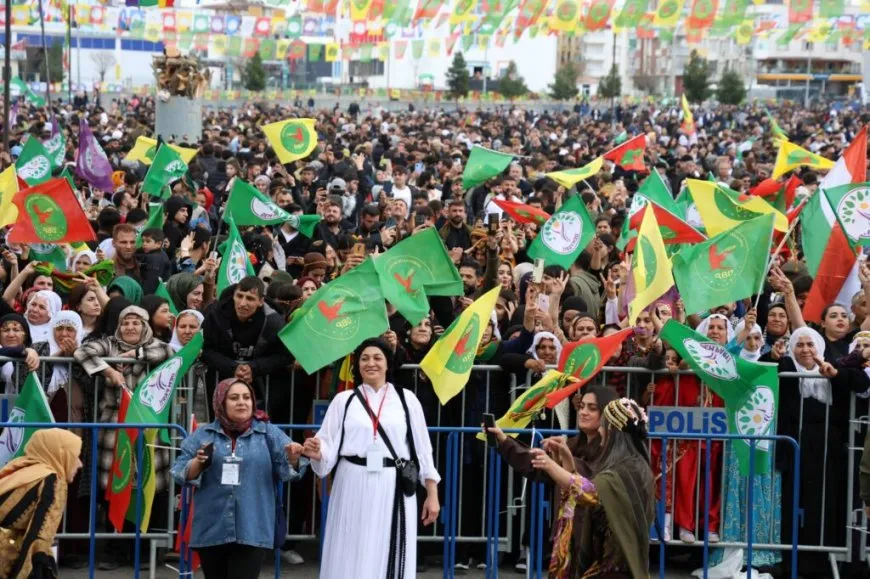 Sed hezar kesên Bakurê Kurdistan û Tirkiye agirê Newrozê geş kir
