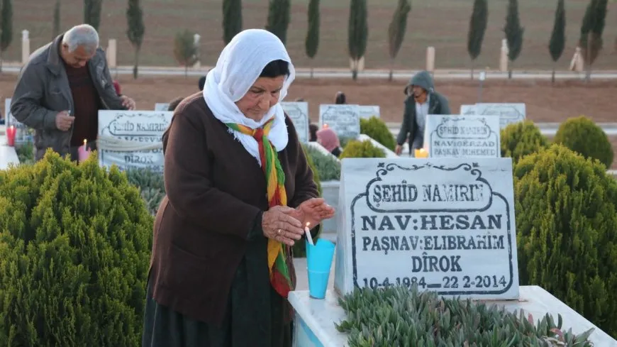 Di şeva Newrozê de mûm li ser gorên şehîdan hatin pêxistin
