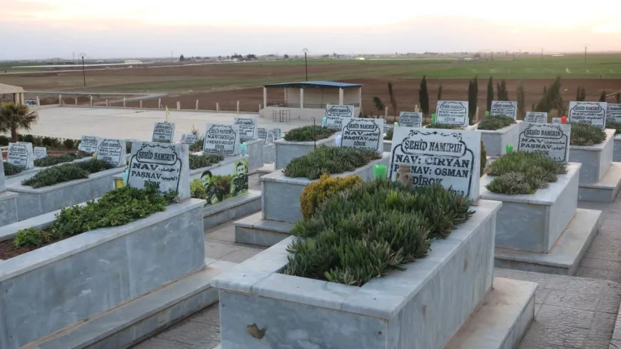 Di şeva Newrozê de mûm li ser gorên şehîdan hatin pêxistin