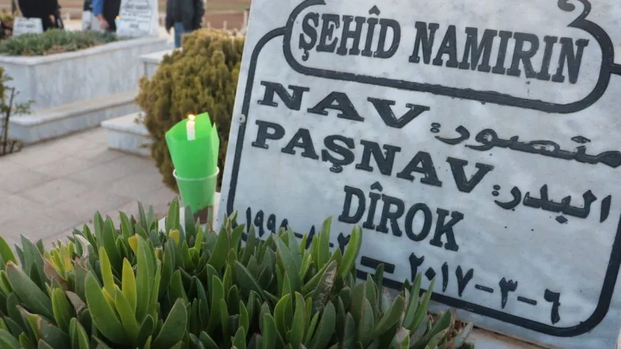 Di şeva Newrozê de mûm li ser gorên şehîdan hatin pêxistin