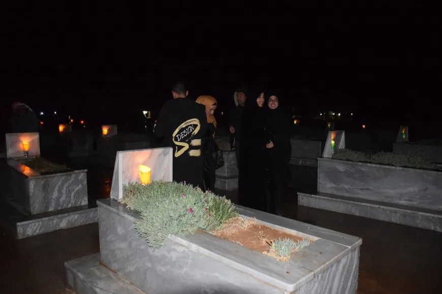 Di şeva Newrozê de mûm li ser gorên şehîdan hatin pêxistin