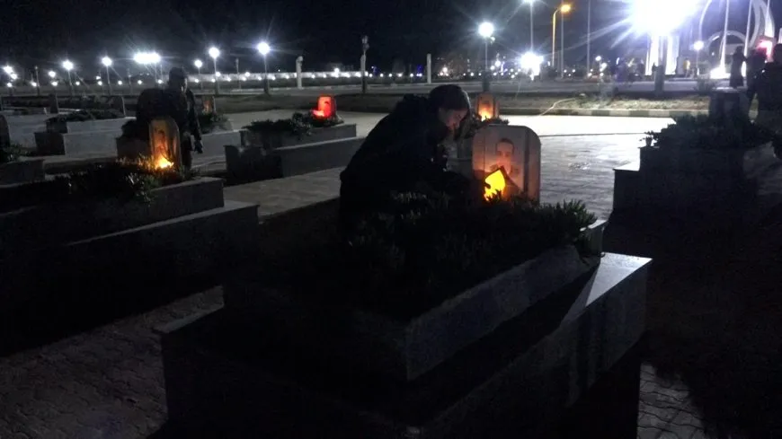 Di şeva Newrozê de mûm li ser gorên şehîdan hatin pêxistin