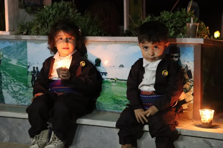 Di şeva Newrozê de mûm li ser gorên şehîdan hatin pêxistin