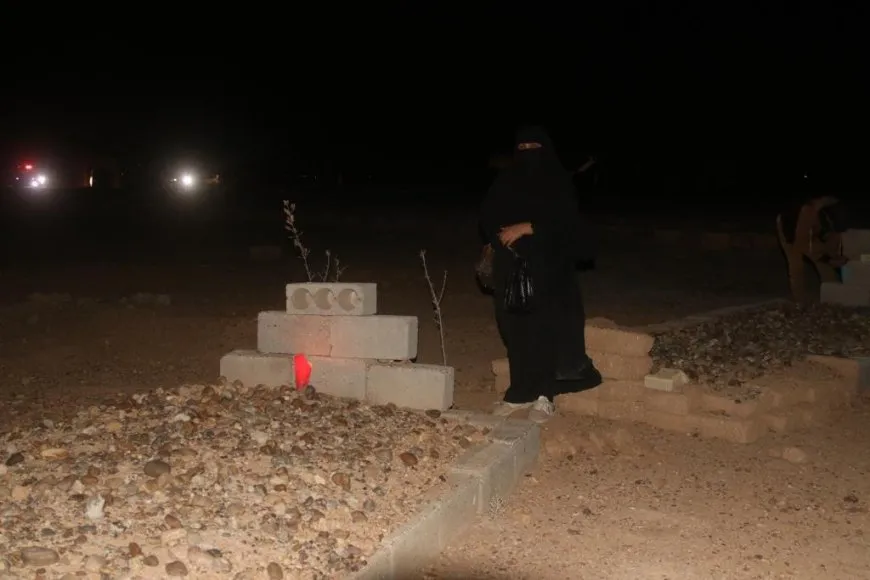 Di şeva Newrozê de mûm li ser gorên şehîdan hatin pêxistin
