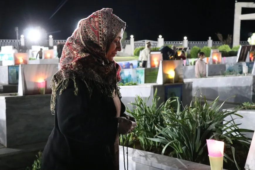 Di şeva Newrozê de mûm li ser gorên şehîdan hatin pêxistin