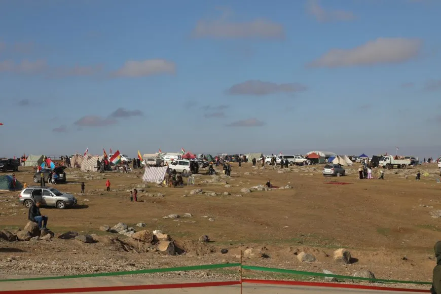 Bi coşeke mezin bi hezaran xelkê Bakur û Rojhilatê Sûriyeyê berê xwe didin qadên Newrozê