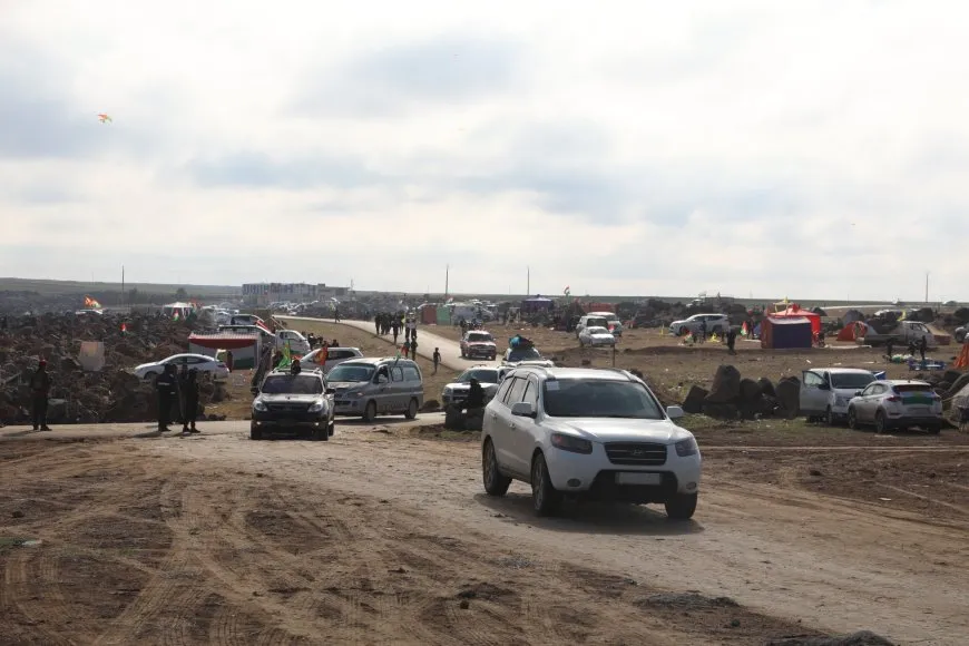 Bi coşeke mezin bi hezaran xelkê Bakur û Rojhilatê Sûriyeyê berê xwe didin qadên Newrozê