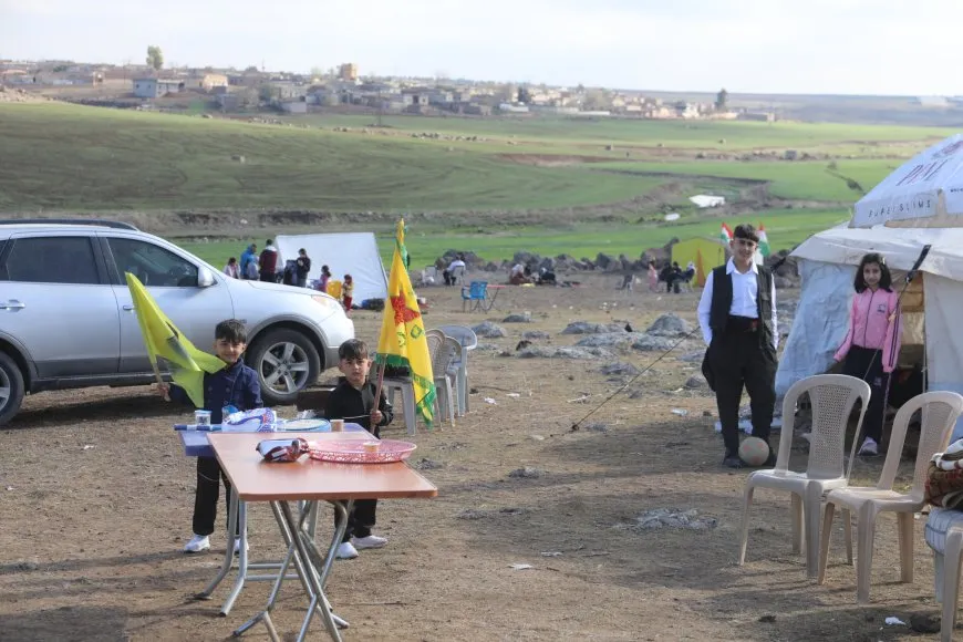 Bi coşeke mezin bi hezaran xelkê Bakur û Rojhilatê Sûriyeyê berê xwe didin qadên Newrozê