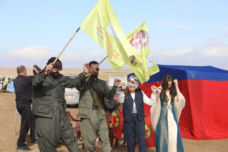 Bi coşeke mezin bi hezaran xelkê Bakur û Rojhilatê Sûriyeyê berê xwe didin qadên Newrozê
