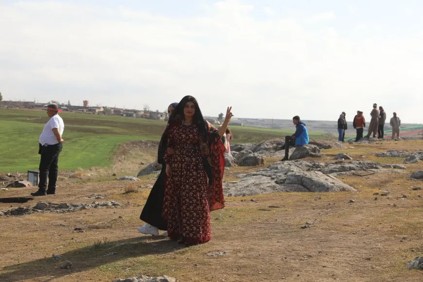 Bi coşeke mezin bi hezaran xelkê Bakur û Rojhilatê Sûriyeyê berê xwe didin qadên Newrozê