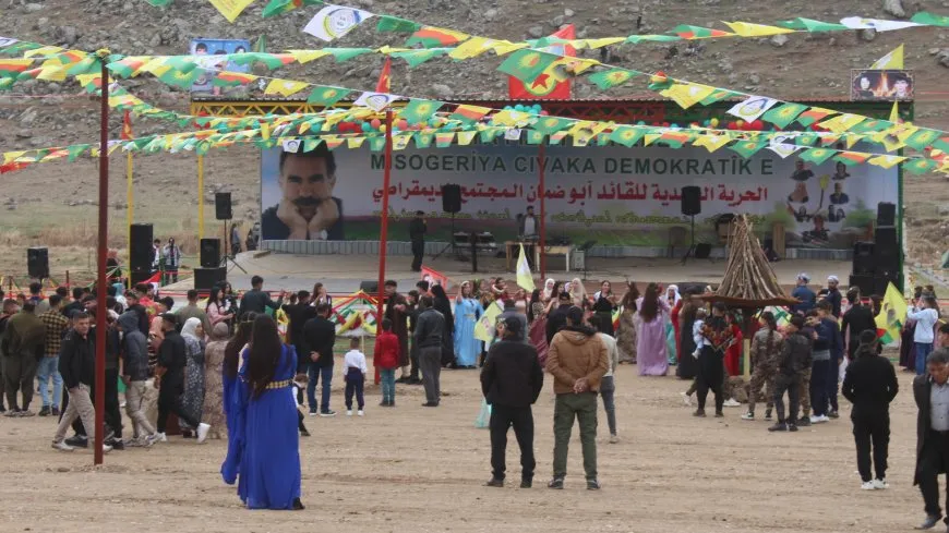 Bi coşeke mezin bi hezaran xelkê Bakur û Rojhilatê Sûriyeyê berê xwe didin qadên Newrozê