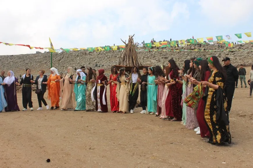 Bi coşeke mezin bi hezaran xelkê Bakur û Rojhilatê Sûriyeyê berê xwe didin qadên Newrozê