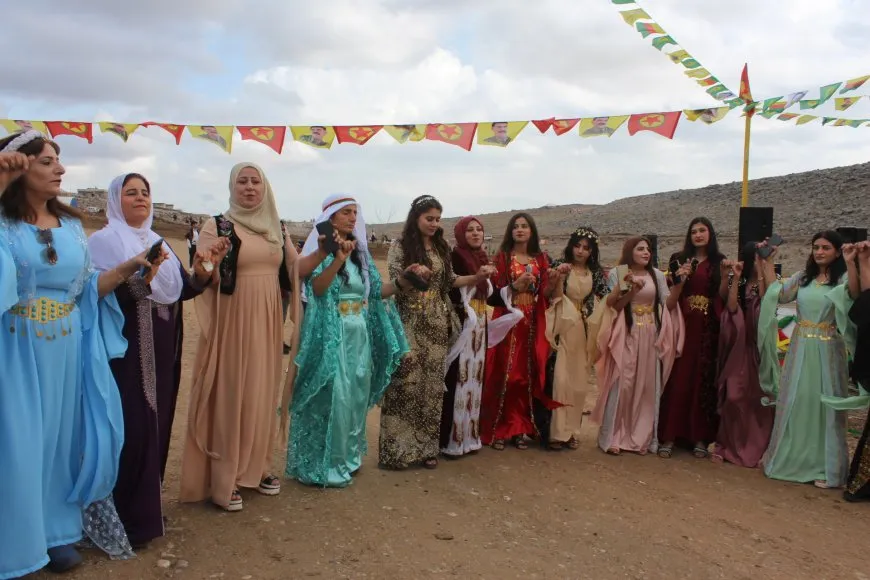 Bi coşeke mezin bi hezaran xelkê Bakur û Rojhilatê Sûriyeyê berê xwe didin qadên Newrozê