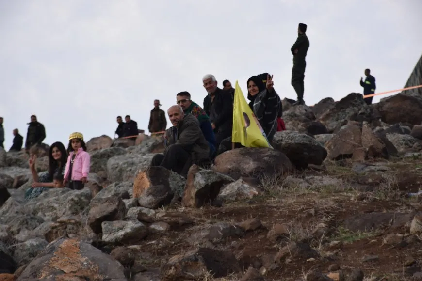 Bi coşeke mezin bi hezaran xelkê Bakur û Rojhilatê Sûriyeyê berê xwe didin qadên Newrozê