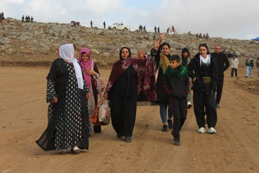 Bi coşeke mezin bi hezaran xelkê Bakur û Rojhilatê Sûriyeyê berê xwe didin qadên Newrozê