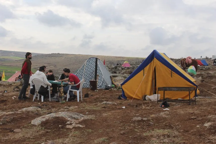 Bi coşeke mezin bi hezaran xelkê Bakur û Rojhilatê Sûriyeyê berê xwe didin qadên Newrozê