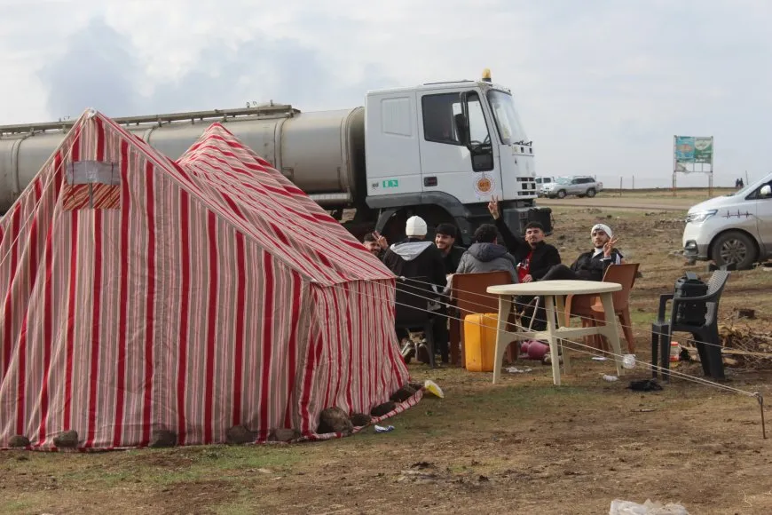 Bi coşeke mezin bi hezaran xelkê Bakur û Rojhilatê Sûriyeyê berê xwe didin qadên Newrozê