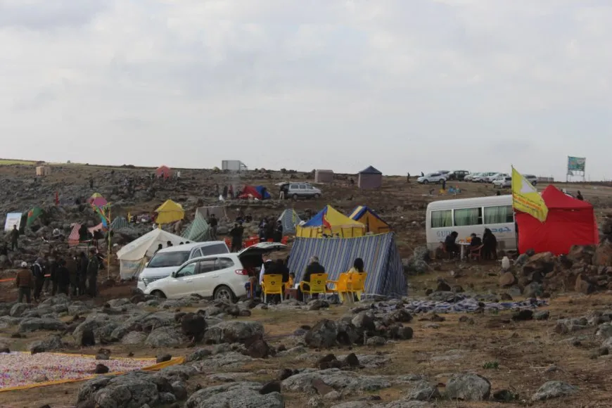 Bi coşeke mezin bi hezaran xelkê Bakur û Rojhilatê Sûriyeyê berê xwe didin qadên Newrozê