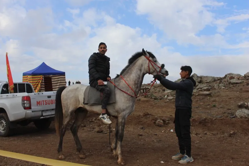 Bi coşeke mezin bi hezaran xelkê Bakur û Rojhilatê Sûriyeyê berê xwe didin qadên Newrozê