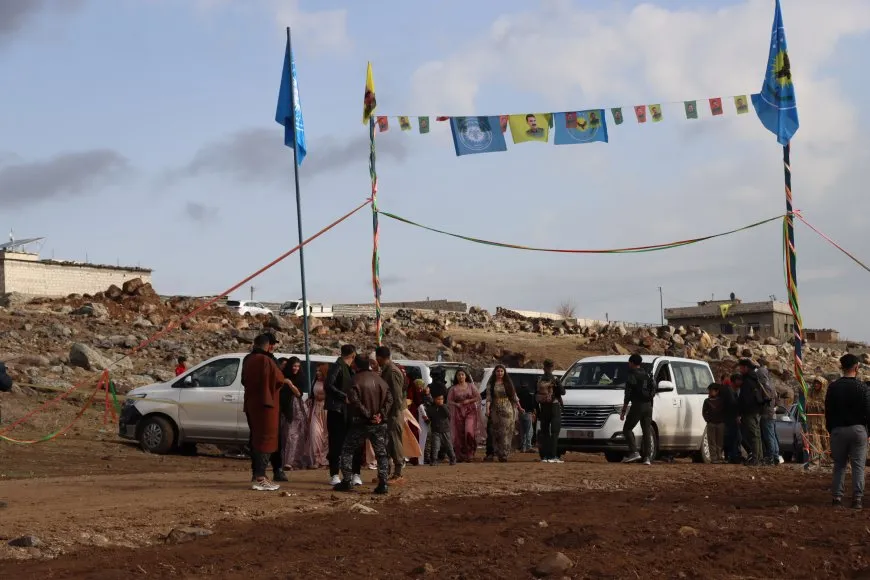 Bi coşeke mezin bi hezaran xelkê Bakur û Rojhilatê Sûriyeyê berê xwe didin qadên Newrozê