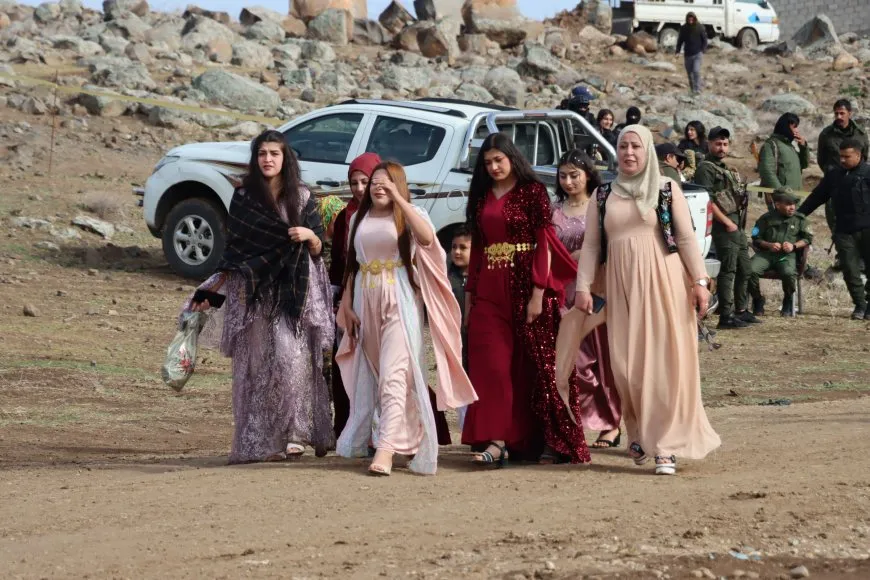 Bi coşeke mezin bi hezaran xelkê Bakur û Rojhilatê Sûriyeyê berê xwe didin qadên Newrozê