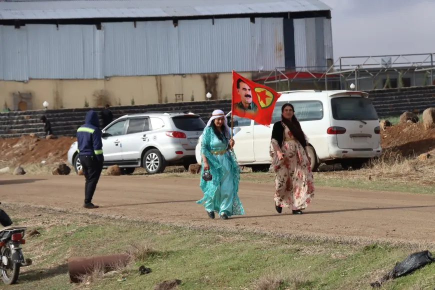 Bi coşeke mezin bi hezaran xelkê Bakur û Rojhilatê Sûriyeyê berê xwe didin qadên Newrozê
