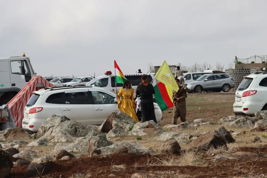 Bi coşeke mezin bi hezaran xelkê Bakur û Rojhilatê Sûriyeyê berê xwe didin qadên Newrozê