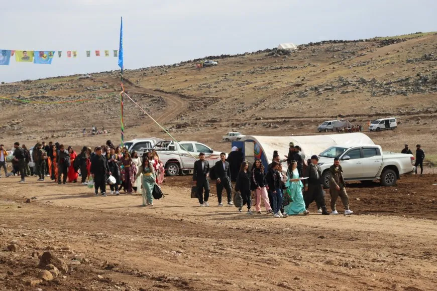 Bi coşeke mezin bi hezaran xelkê Bakur û Rojhilatê Sûriyeyê berê xwe didin qadên Newrozê