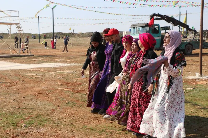 Bi coşeke mezin bi hezaran xelkê Bakur û Rojhilatê Sûriyeyê berê xwe didin qadên Newrozê