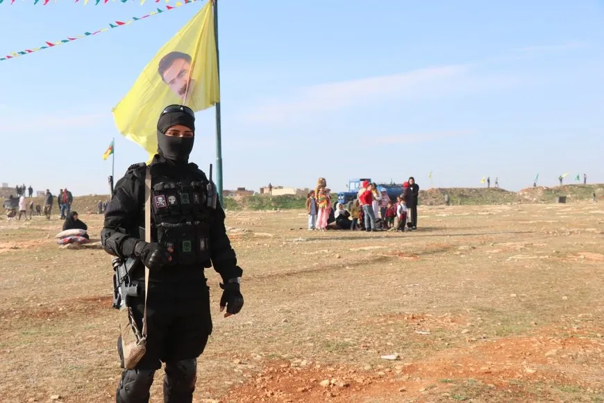 Bi coşeke mezin bi hezaran xelkê Bakur û Rojhilatê Sûriyeyê berê xwe didin qadên Newrozê