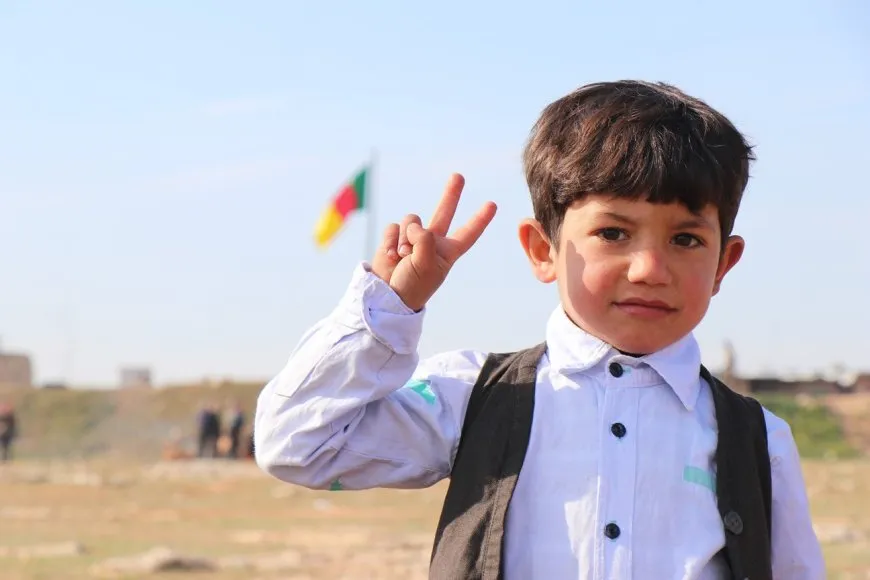 Bi coşeke mezin bi hezaran xelkê Bakur û Rojhilatê Sûriyeyê berê xwe didin qadên Newrozê