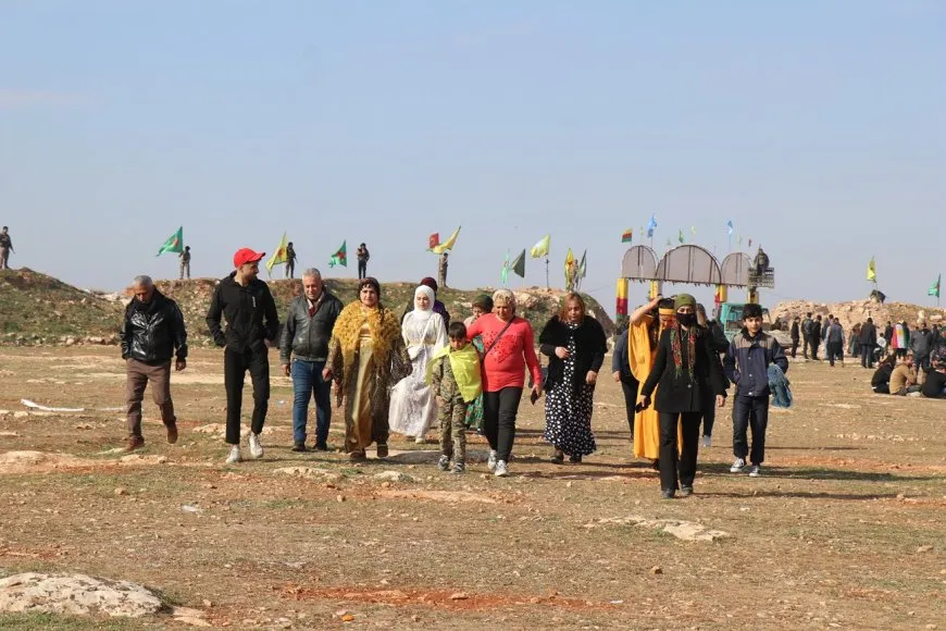 Bi coşeke mezin bi hezaran xelkê Bakur û Rojhilatê Sûriyeyê berê xwe didin qadên Newrozê
