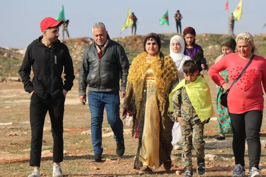 Bi coşeke mezin bi hezaran xelkê Bakur û Rojhilatê Sûriyeyê berê xwe didin qadên Newrozê